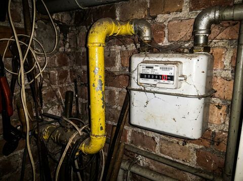 Handyfoto eines Gaszählers an der gelben Leitung